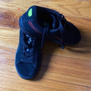 Black size 13 1/2 boys puma’s sneakers